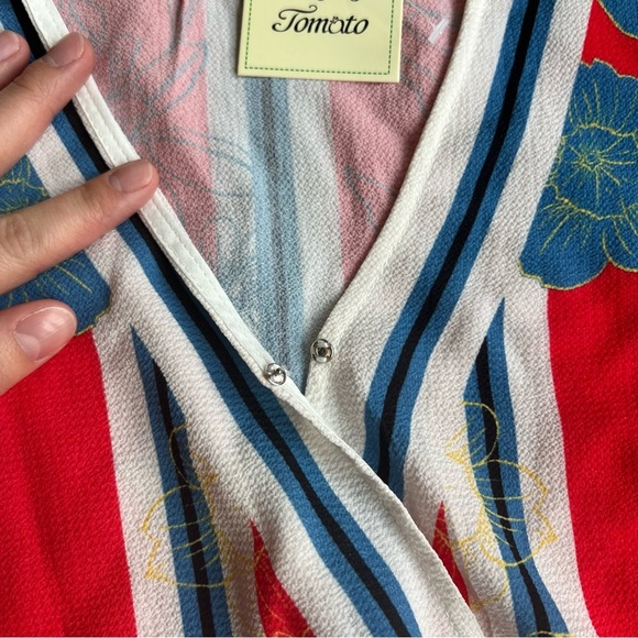 Flying Tomato NWT Blouse, Cropped Floral Deep V with 3/4 Bell Sleeve, Size Small - Picture 6 of 7